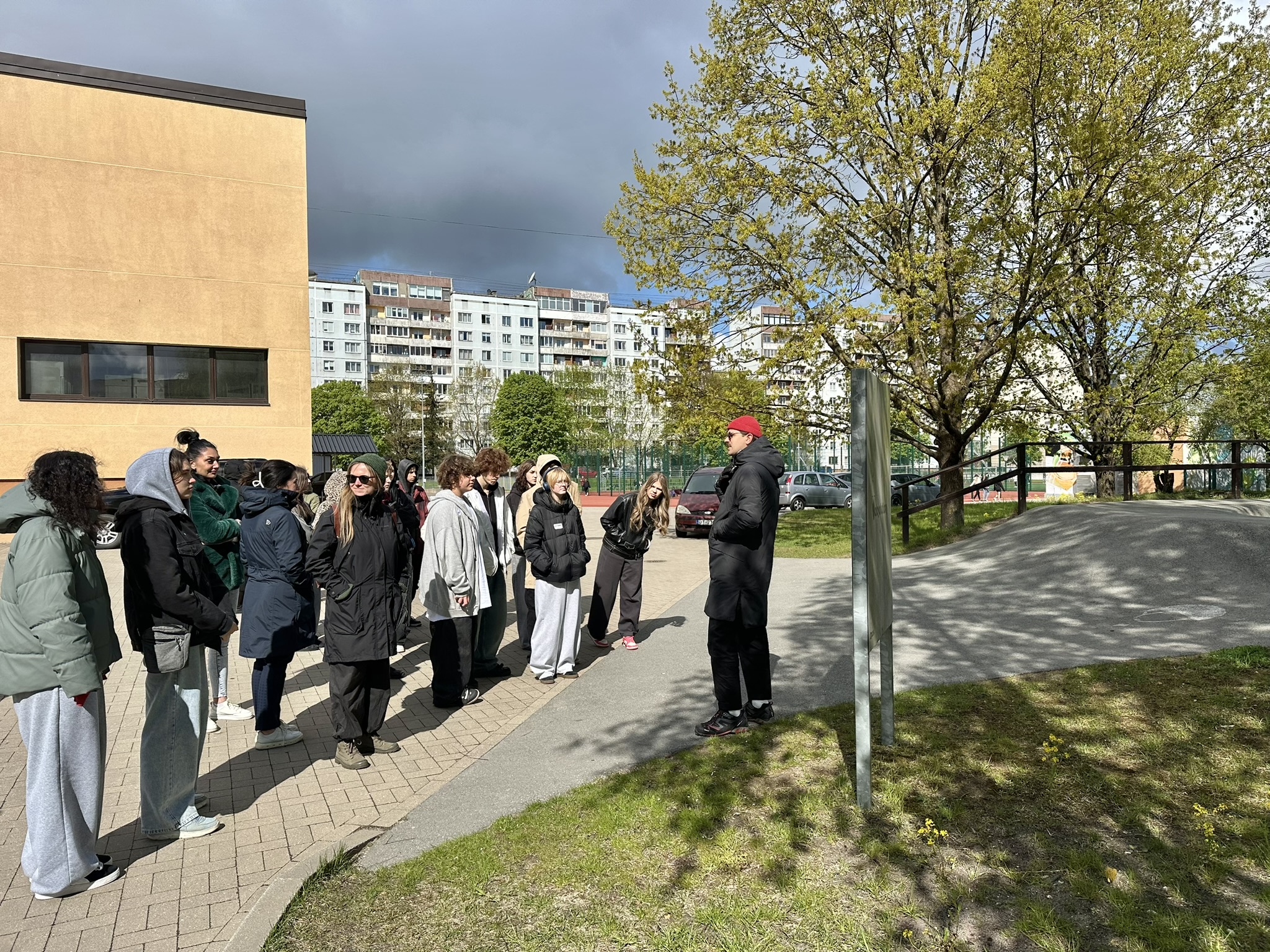 Students learn about the implementation of nature-based solutions at Riga 89 Secondary School On 8 May, the Riga City Municipality Urban Development Department organised an educational workshop for Grade 8 students of the 89th Secondary School on implementing nature-based solutions to mitigate climate change risks and promote climate resilience. The workshop took place in the framework of the development of the Riga Urban Greening Plan 2027-2031. The workshop informed students about climate change, biodiversity and ecosystem services issues, as well as the role of nature-based solutions in addressing different challenges. During the workshop, students mapped the school site, assessed the different challenges in the school site (heat, water accumulation, storm water drainage) and how these challenges can be addressed with nature-based solutions. During the workshop, students worked in groups and developed concrete solutions for the school grounds. At the end of the workshop, students presented the solutions developed by each group, explained their choices and considerations, and calculated the cost of the solution. The pupils proposed different solutions from their own point of view and according to their interests, trying to improve the environment in the areas of the school where they prefer to be. The exercise gave pupils a broader perspective on school environmental issues.